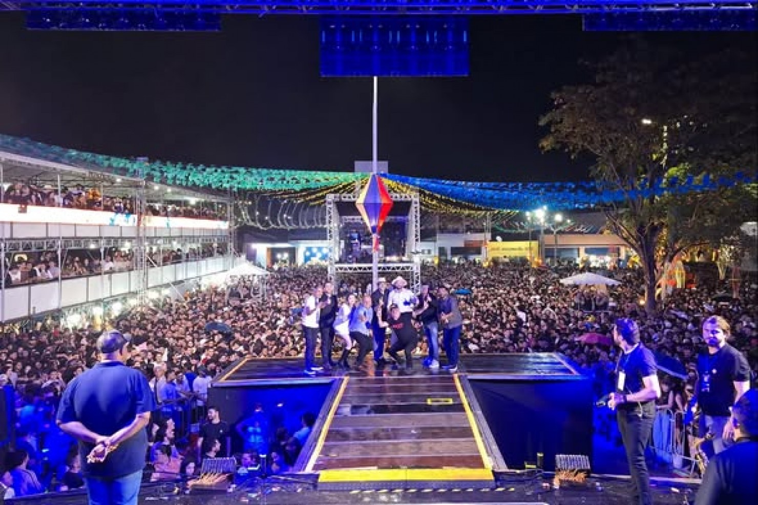 MULTIDÃO PRESTIGIA ÚLTIMA NOITE DO SÃO JOÃO FORA DE ÉPOCA DE PRINCESA