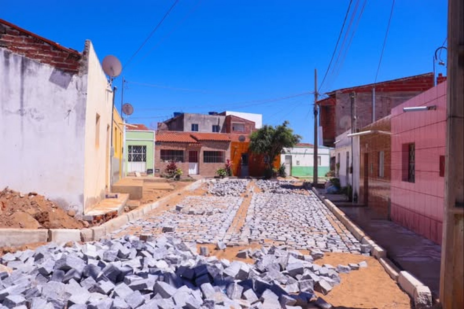 OBRAS DE CALÇAMENTO AVANÇAM NO BAIRRO SÃO FRANCISCO